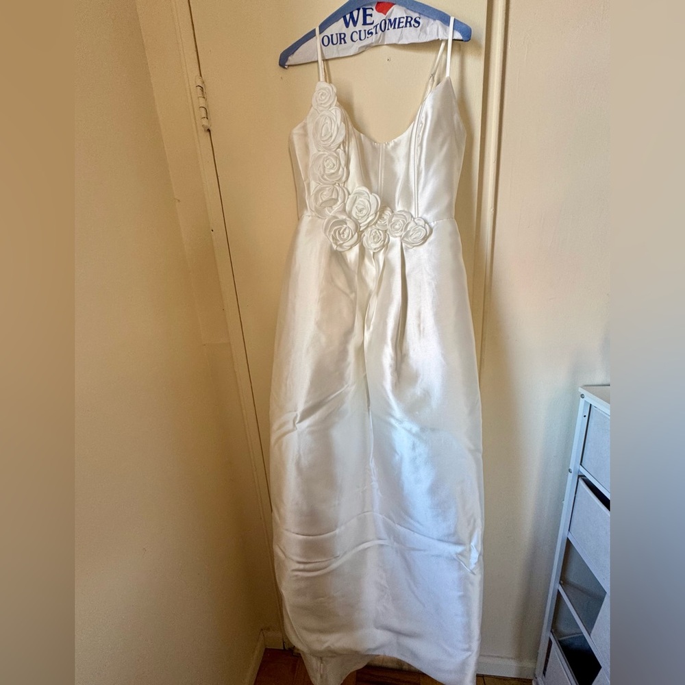 Elegant White Wedding Dress – Worn Once – Size L – With 2 Veils + Tiara